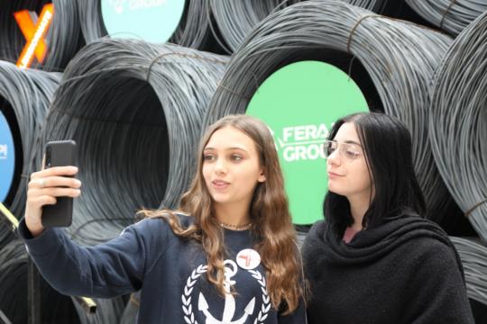 Uno spettacolo dal passato e il fascino del futuro: oltre 400 studenti in azienda